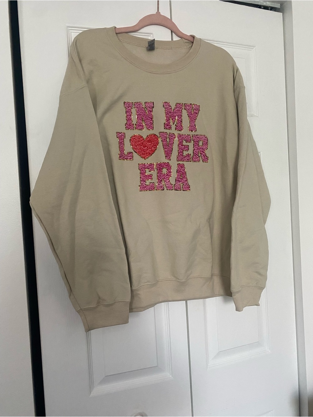 Gildan Beige Crewneck Sweatshirt with Pink Graphic